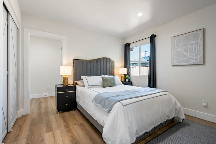 היכנסו לאתר הנופש המודרני שלנו בחדר השינה, עם מיטה מפוארת בגודל קווין סייז המעוטרת במזרן קצף קטיפתי. עם שולחן וכיסא מלוטשים, מושלם לעבודה או למנוחה, וטלוויזיה חכמה 43 אינץ' לבידור בשעות הפנאי. 