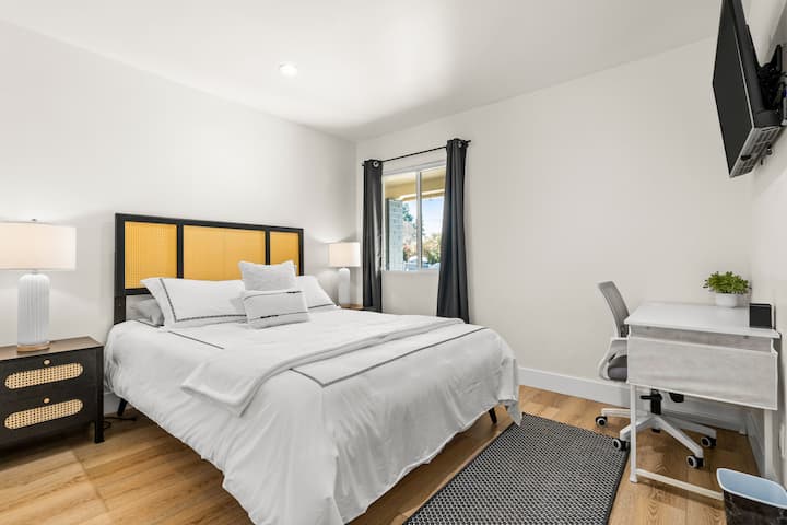 ברוכים הבאים למקלט המודרני שלנו לחדר השינה, המתגאה במיטה מפוארת בגודל קווין סייז עם מזרן קצף קטיפתי לנוחות אופטימלית. בליווי שולחן וכיסא מלוטשים, מושלמים לעבודה או לפנאי, וטלוויזיה חכמה 43 אינץ' לבידור.        