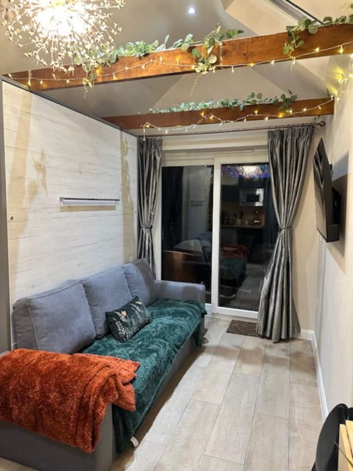 Boutique, Self Contained Space. - Mudeford