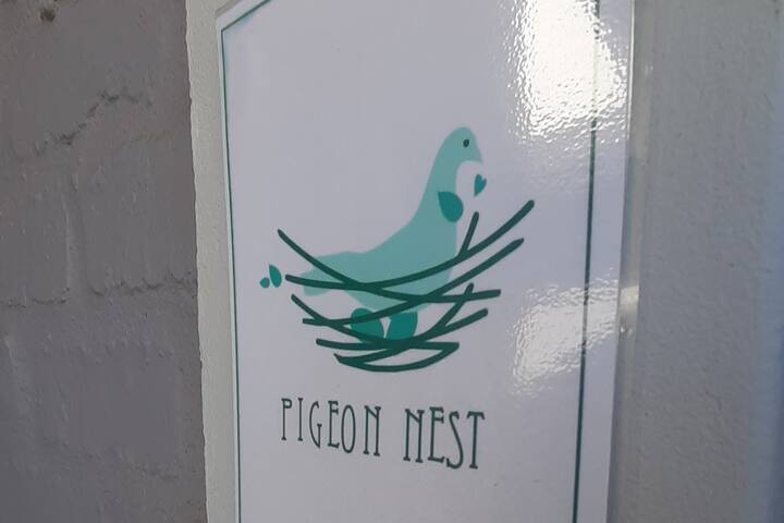 Le Pigeon Nest est une chambre avec lits jumeaux indépendante avec sa propre salle de bains privative et son entrée privée. Situé au rez de chaussée directement en dessous de l'appartement principal - The Pigeon Loft.