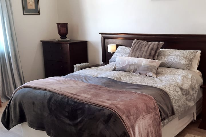 Lit Queen Size avec Topper Lux Memory Foam. Les oreillers et les couettes en plumes pour ces nuits d'hiver fraîches. Ou des draps 100 % coton quand le mercure s'envole !