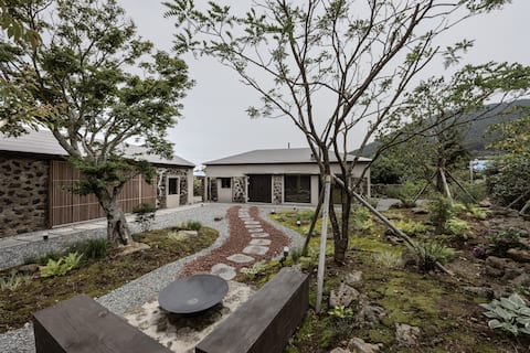 Stay omyo / Geumoreum view, spacious garden, lounge and jacuzzi in a private pension