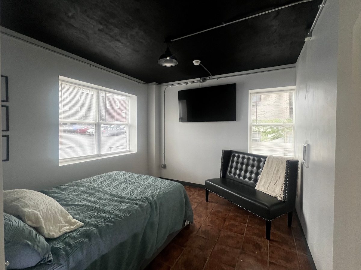 Спалня с едно двойно легло и телевизор 