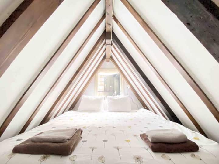 ГАРСОНИЕРА НА ВТОРИОТ КАТ - имајте предвид дека има мала скала која треба да се искачи за да се стигне до овој кревет.