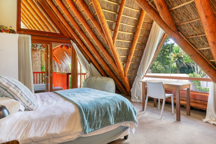 Kitanda cha watu wawili kilicho na bafu la ndani na ufikiaji wa roshani