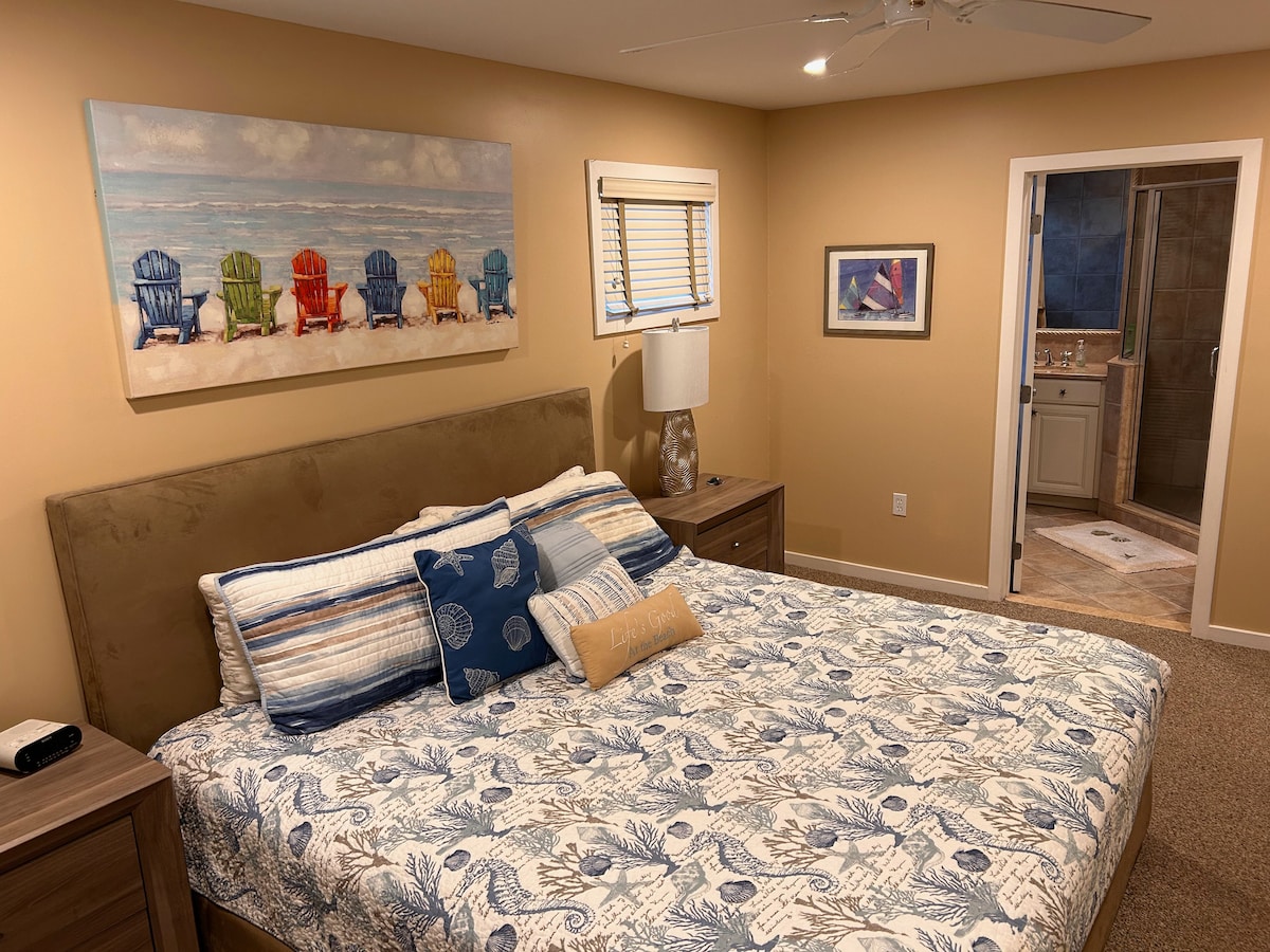 Dhomë gjumi kryesore me banjë kryesore.