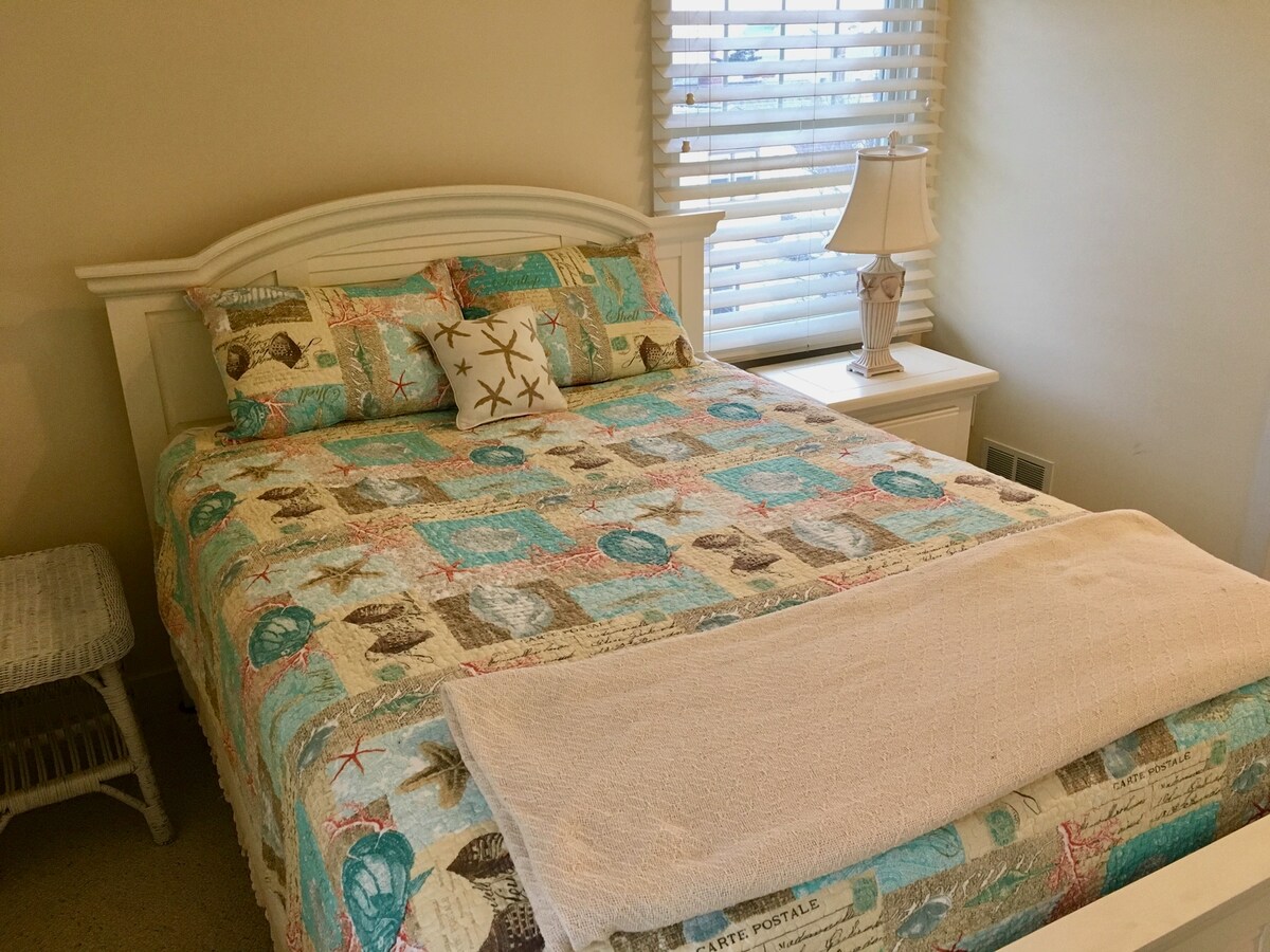 Kjo dhomë gjumi për vizitorët ka krevat dopio "queen".