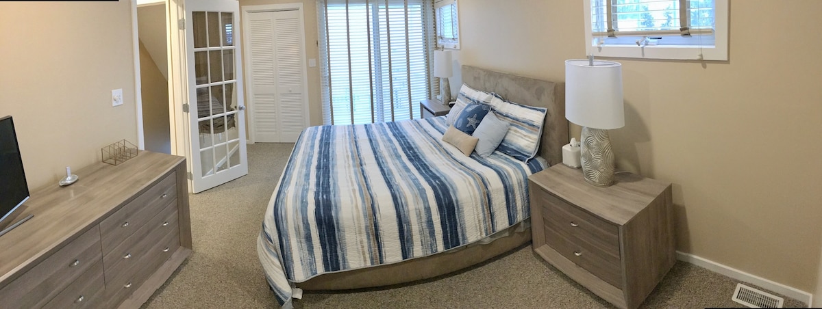 Dhoma kryesore e gjumit ka krevat dopio "king" dhe dollap.