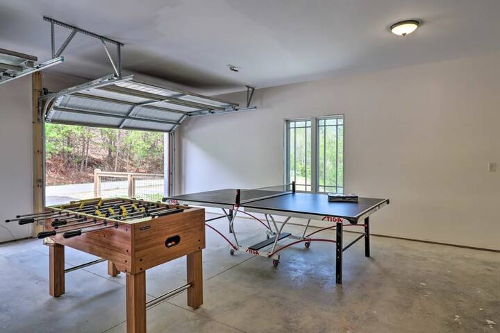 Massive Mountain Retreat | 12 Mi to Asheville gallery image 2