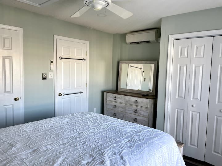 Kitanda 1 cha kifalme kilicho na bafu kamili 