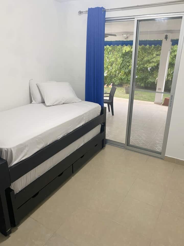 غرفة النوم رقم 2 مع سريرين مزدوجين مع إمكانية الوصول إلى الفناء مع شريط تمرير

ريكامارا رقم 2 مع سريرين مزدوجين مع إمكانية الوصول إلى الفناء وأبواب منزلقة مع ناموسيات. 