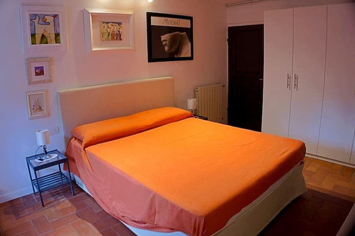 spálňa 2 s televízorom