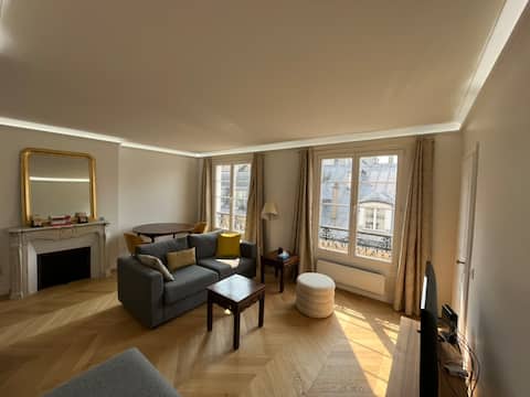 Top Airbnb: Renovated apartment, exceptionally located in Paris 1er Arrondissement
