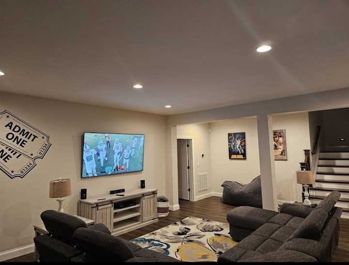 ห้องสันทนาการชั้นล่าง โซฟามีรถเข็นให้คนที่ 13 นอน ทีวีสำหรับสตรีมมิ่งรวมถึงดีวีดีและแผ่นบลูเรย์หลายแผ่นสำหรับใช้งานมีเกมและหนังสือหลายเล่มให้ใช้งาน