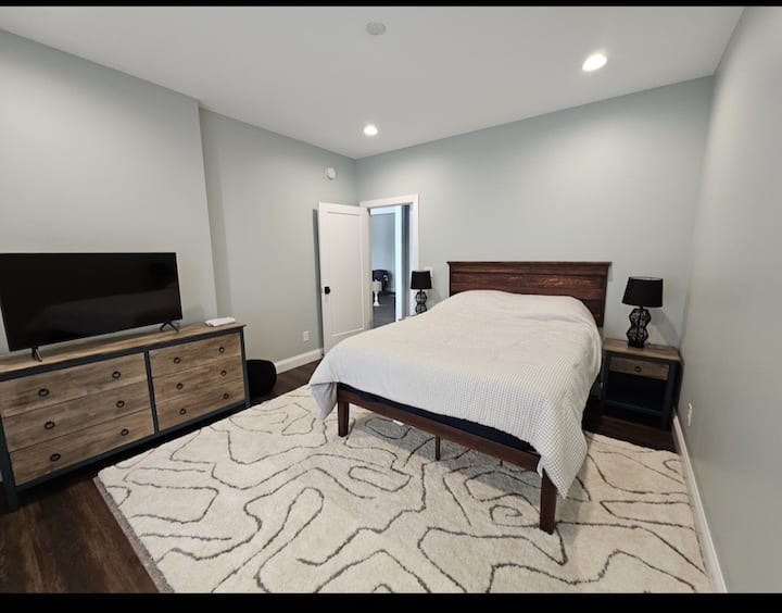 ห้องนอนชั้นล่าง #4 ทีวีสำหรับสตรีมมิ่ง