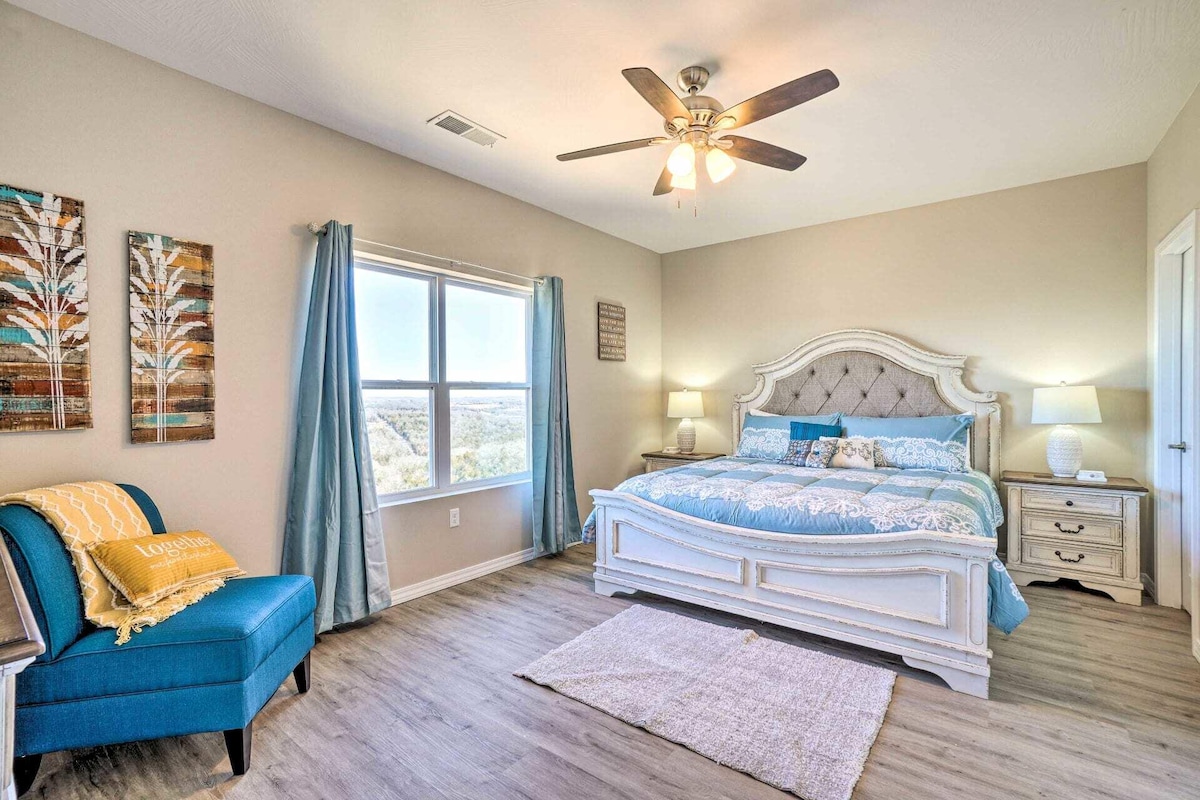 Dormitorio principal con vistas panorámicas al horizonte de Branson y a las montañas. 
Ventilador de techo, despertador, tocador, televisor LG inteligente, canales LG incluidos.