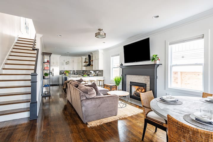 The Sanctuary: Downtown Luxury | Covered Hot Tub!