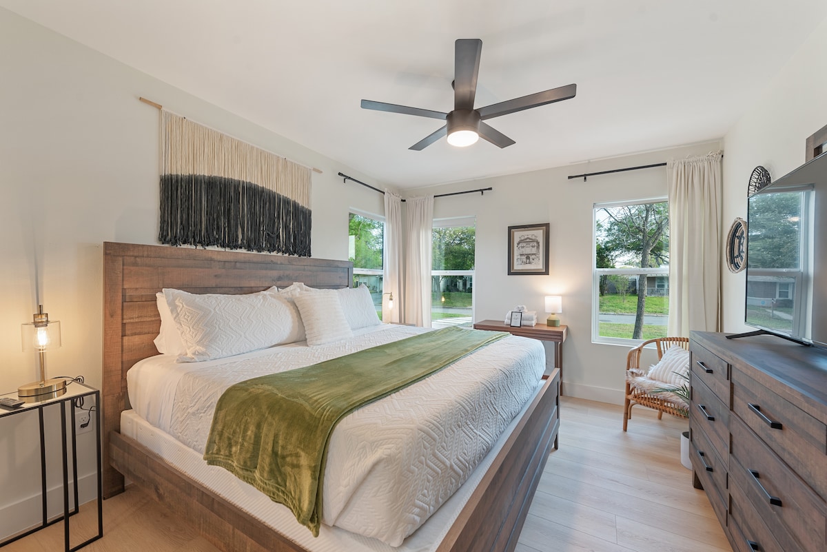 Descubre la comodidad en nuestro dormitorio de invitados con una cama tamaño king, escritorio y un televisor de 65 pulgadas. Perfecto para relajarse o ponerse al día con el trabajo. ¡Reserva ahora para una estadía tranquila! ️ #GuestRetreat #ComfortLiving