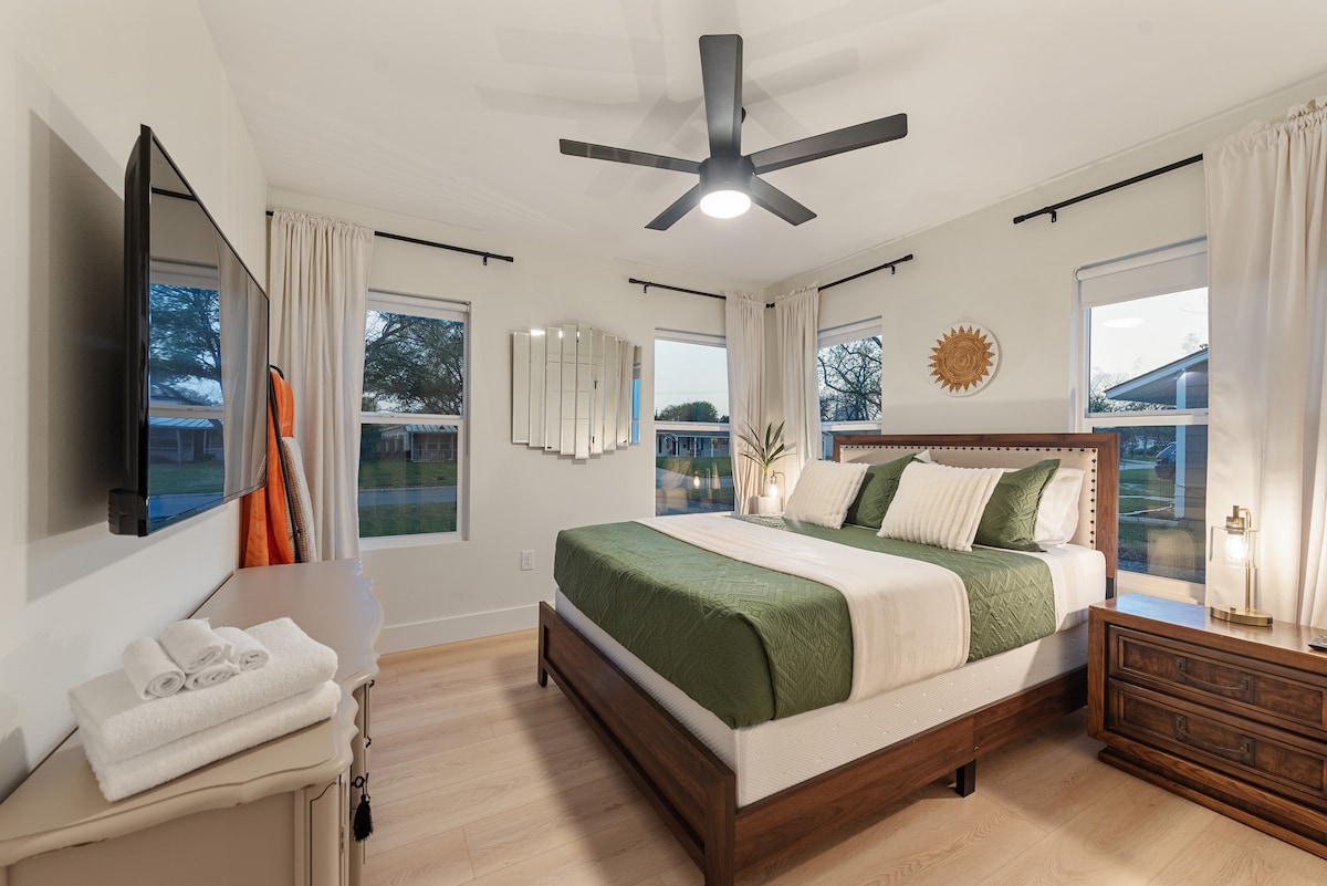 Relájate en nuestro acogedor dormitorio de invitados con una cama tamaño queen y un televisor de 55 pulgadas. Ya sea que te relajes después de un día de aventuras o te pongas al día con tus programas favoritos, es tu refugio sereno. ¡Reserva ahora para una estancia tranquila! ️✨