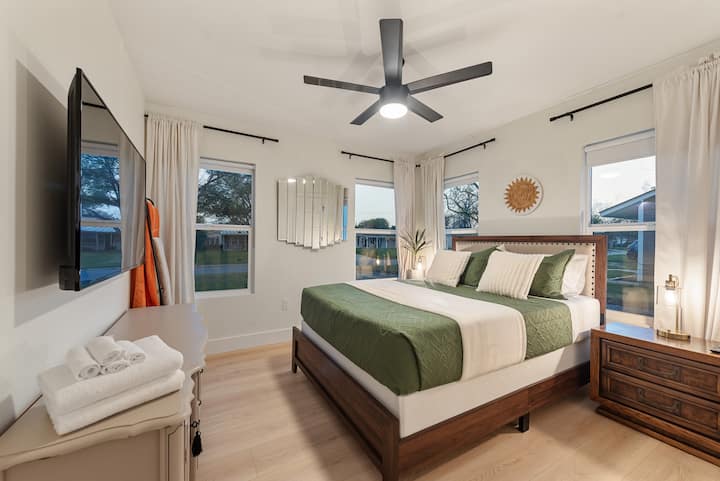 להירגע בחדר השינה הנעים שלנו עם מיטת קווין סייז וטלוויזיה 55 אינץ'. בין אם אתם נרגעים אחרי יום של הרפתקאות או מתעדכנים בתוכניות האהובות עליכם, זה מקום הנופש השקט שלכם. כדאי להזמין עכשיו כדי ליהנות משהייה שלווה! ️✨