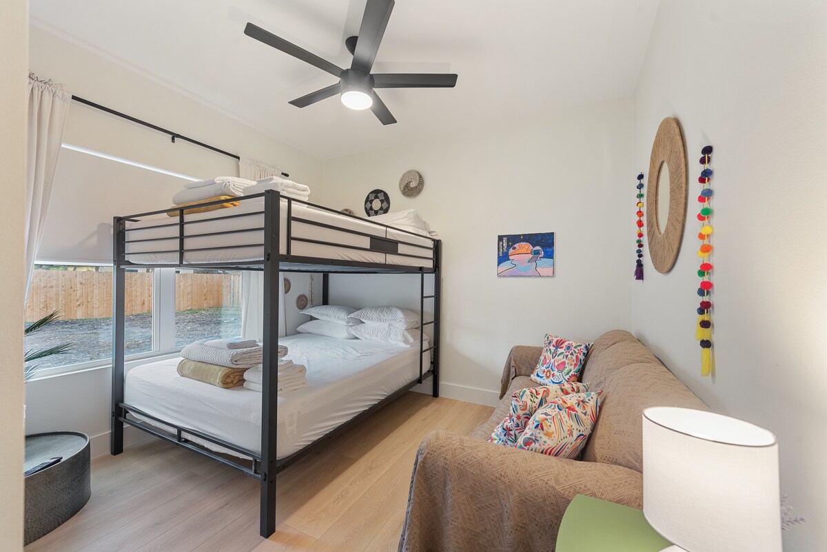 Te damos la bienvenida a nuestro versátil dormitorio de invitados con literas tamaño queen y un cómodo sofá. Perfecto para familias o grupos, que ofrecen arreglos acogedores para dormir y espacio de relajación. ¡Reserva ahora y disfruta de una estadía inolvidable! ️️✨