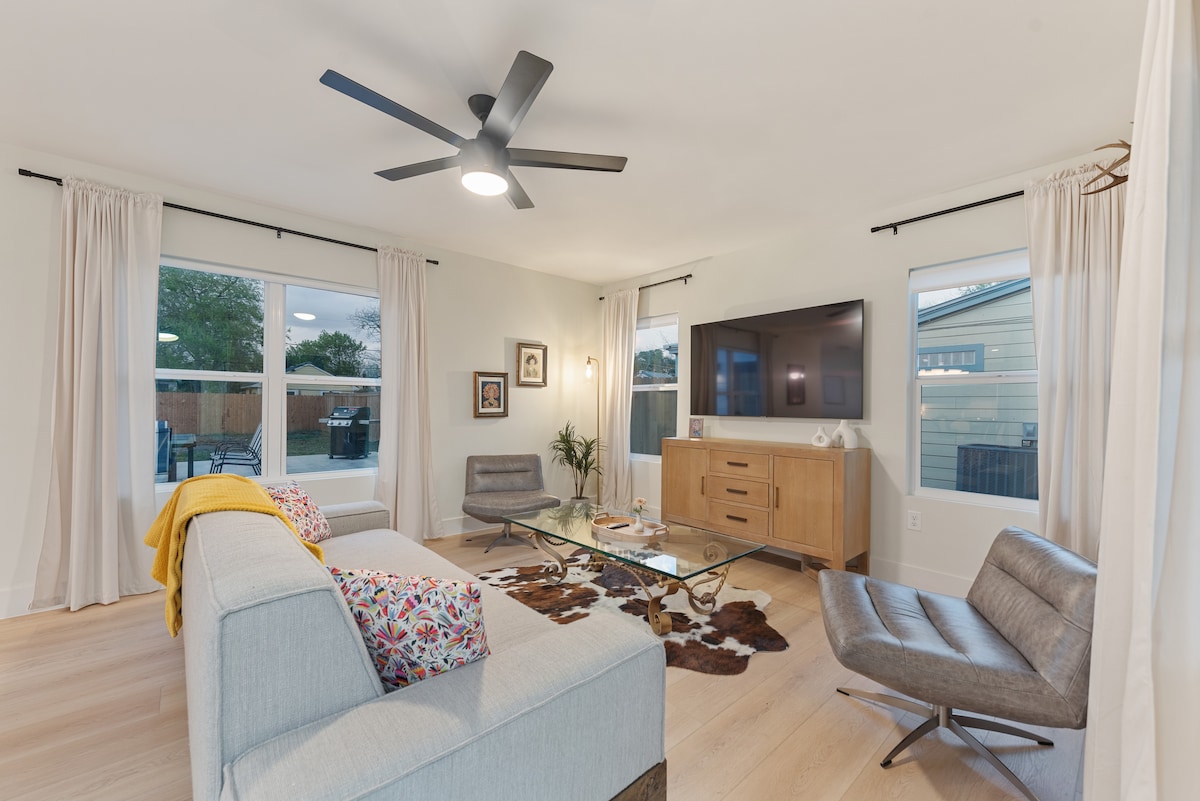 Presentamos nuestra acogedora segunda sala de estar, perfecta para familias que necesitan espacio adicional para los niños. ¡Reserva tu estadía y disfruta de la comodidad de un rincón para niños separado! #FamilyFriendly #KidsCorner ️