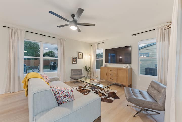 אנחנו שמחים להציג את הסלון השני הנעים שלנו, מושלם למשפחות שזקוקות למרחב נוסף לילדים. הזמינו את השהייה שלכם ותיהנו מהנוחות של פינת ילדים נפרדת! #FamilyFriendly #KidsCorner ️