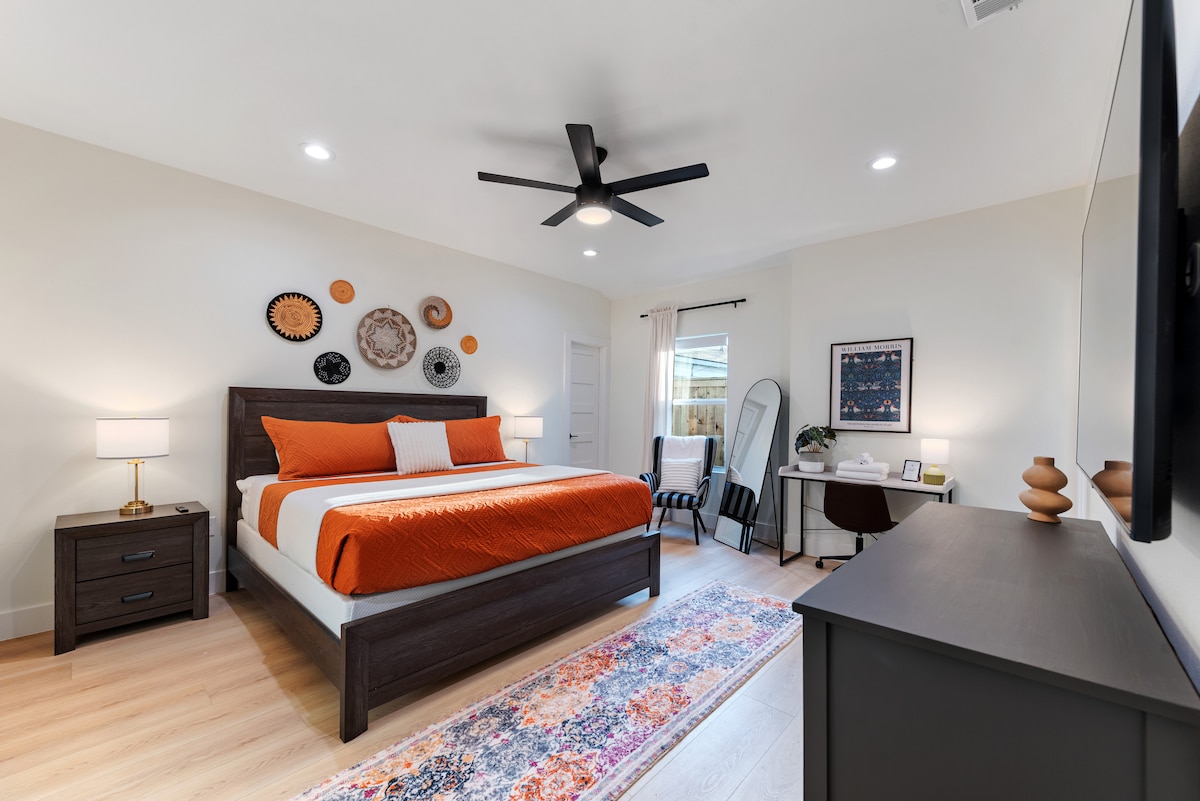 Disfruta de la comodidad en nuestro dormitorio principal con una lujosa cama, un televisor de 65 pulgadas, un escritorio y un amplio vestidor. Perfecto para la relajación y la actividad. ¡Reserva ahora para el mejor retiro! ️ #MasterSuite #ComfortLiving