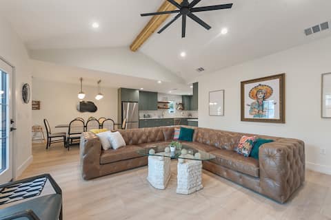 Popular Airbnb listing: Pickleball-Basketball-Fire Pit-Ping Pong-12 Guests in Northeast Inner Loop