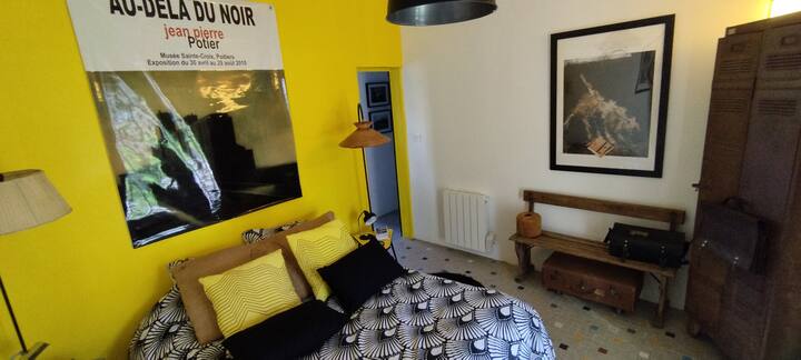 غرفة نوم 1 تؤدي إلى تراس مغطى مواجه للجنوب.