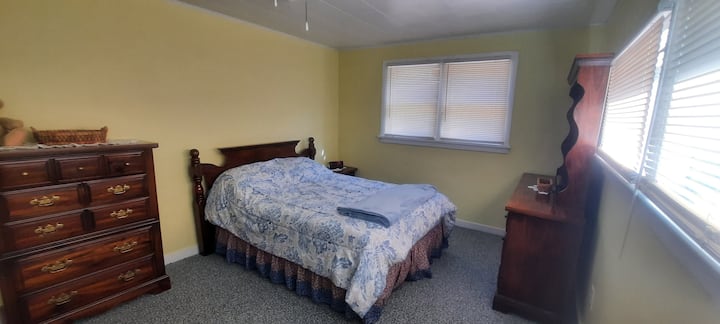 سرير كامل الحجم، مروحة سقف.
