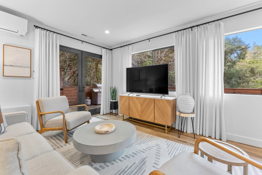 Дневна соба на долниот кат/нов луксузен кревет со преклопен кауч