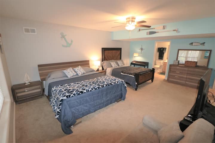 最多可供5人舒适入住- 1张加大双人床- 1张标准双人床和客厅的全尺寸记忆泡沫沙发床。 