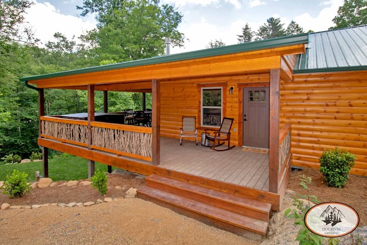 Bear Cub Cabin: Hot Tub, Lounge @Doe River Landing
