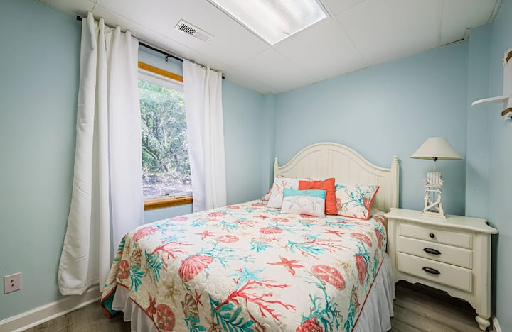 Détendez-vous dans cette chambre décorée avec goût
