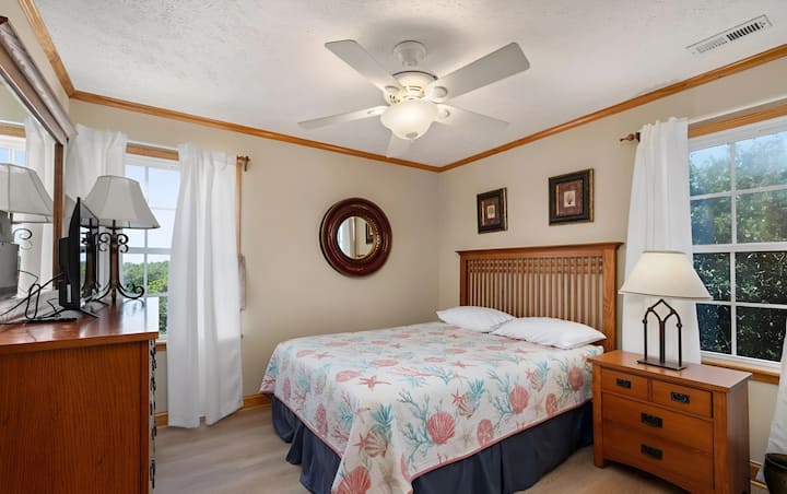 Détendez-vous dans cette chambre décorée avec goût