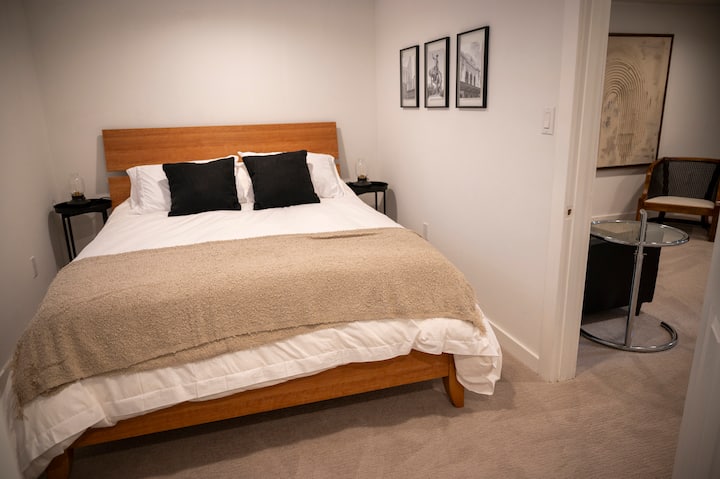 هذه هي غرفة النوم الرئيسية الثانية في الطابق السفلي، وهي متصلة بالحمام الثاني. 