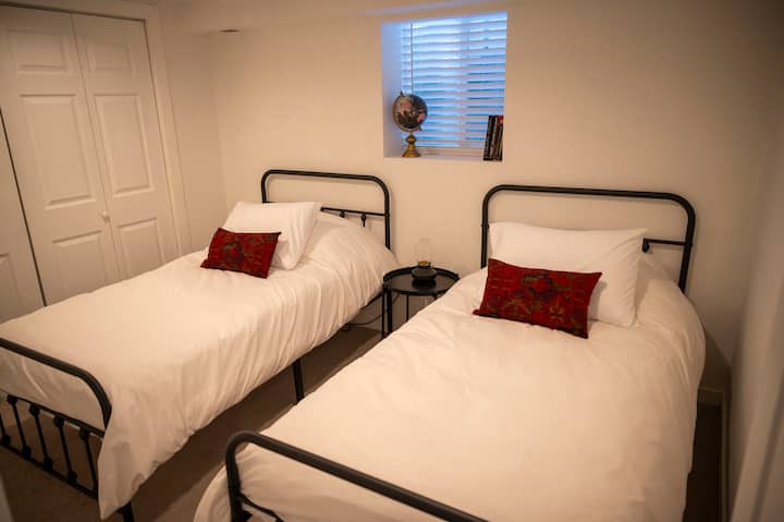 تحتوي غرفة النوم رقم ثلاثة على سريرين مزدوجين. 