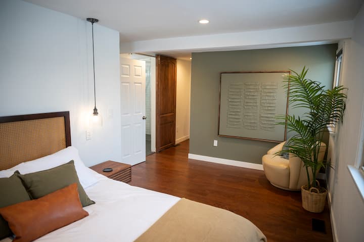 غرفة نوم رئيسية في الطابق الرئيسي بسرير بحجم كبير. يتصل بالحمام ويحتوي على خزانة مزودة بأرواب وبياضات ووسائد إضافية. 