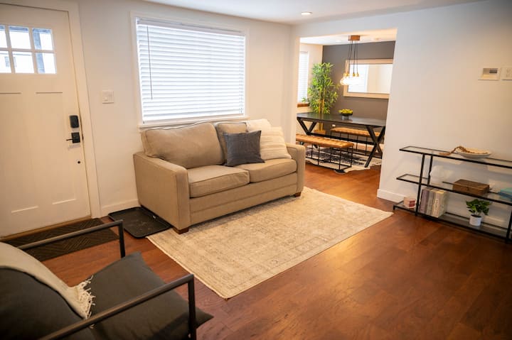 هذه هي غرفة المعيشة في الطابق العلوي. يتم سحب الأريكة إلى سرير كامل الحجم. 