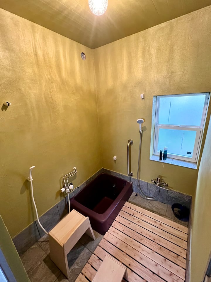 共用の太陽光温水器＆薪焚きバスルームです。
シャンプー、トリートメントは藍の成分の入ったこだわりのアメニティを揃えております。