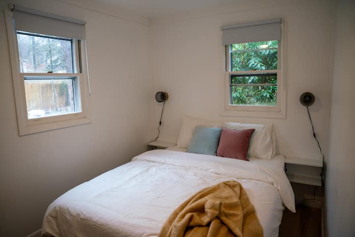 Dormitorio en planta baja con cama tamaño Queen.

