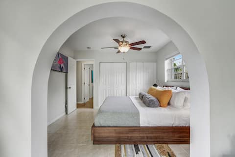 Top performing Airbnb: Work & Play Retreat. Private Office. 1GB Internet in Oakland Park