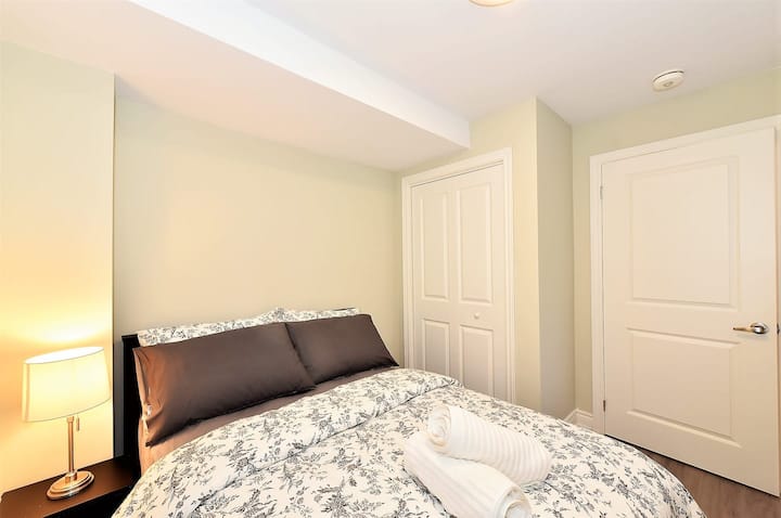 მე-2 საძინებელი საწოლით და დიდი ფანჯრით