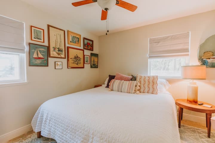 Bedroom with Smart TV 