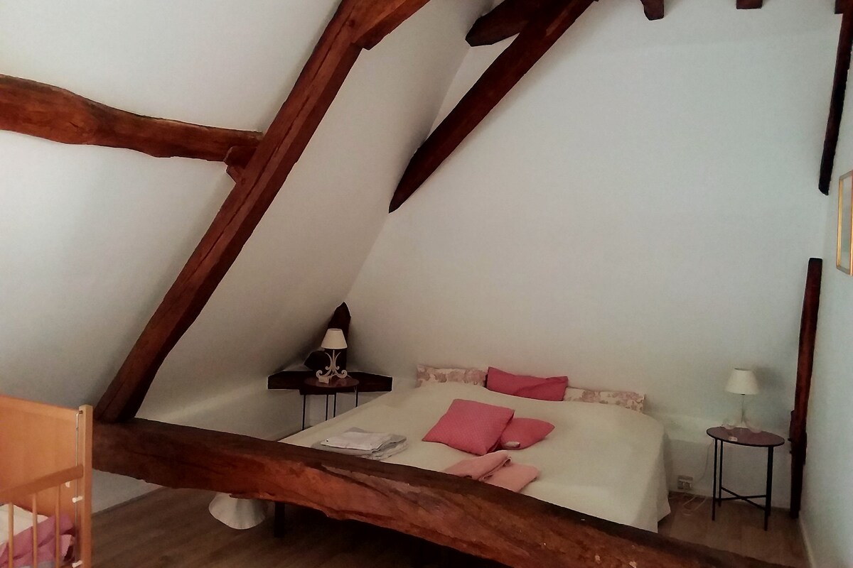 غرفة نوم رئيسية مع سرير