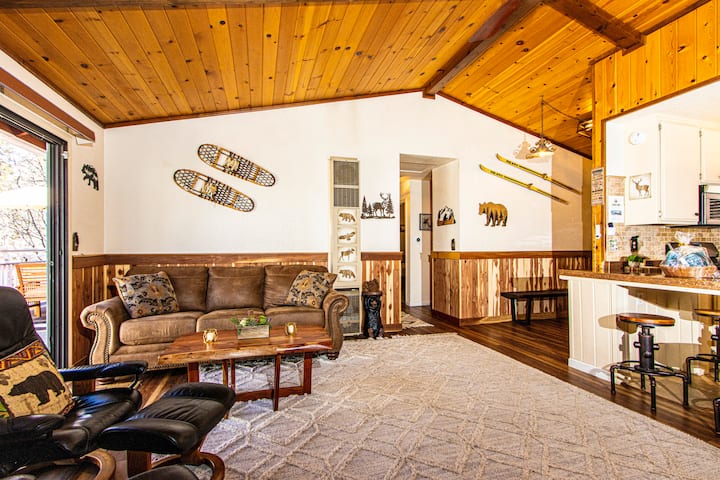 Заоблени тавани над главата, одекнувајќи ја пространоста на одличната природа.  
Cedar Cabin A