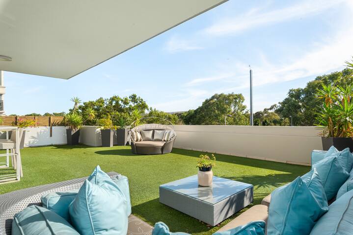 Central Green Point Apartment | Pool | Balcony gallery image 5