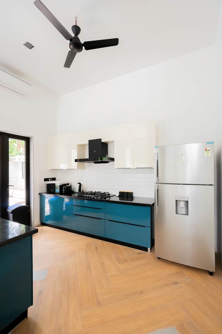 Full kitchen image 1