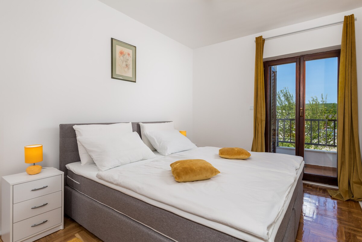 Dormitorio con una cama doble.